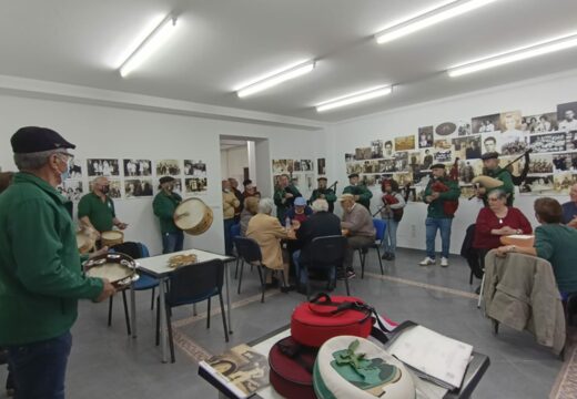 A Asociación do Club de Xubilados do Concello de Lousame celebra a festa de San Xoan con música en directo e sardiñas